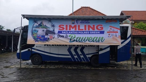 Antusias Warga Bawean Manfaatkan Layanan SIM Keliling di Alun-alun Sangkapura
