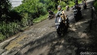 Jalan ini menghubungkan provinsi Banten dengan Jawa Barat.   