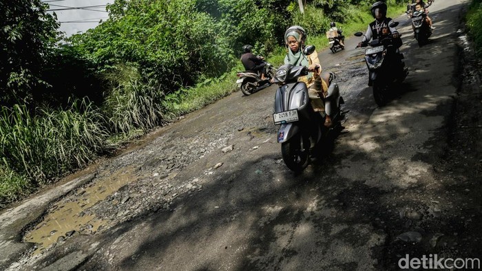 Pengendara melintas di Jalan Raya Serpong-Gunung Sindur, Bogor, Jumat (31/1/2025). Kondisi jalanan rusak dan berlubang.