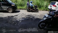 Sudah berbulan-bulan jalanan ini rusak dan dikeluhkan pengendara.   