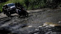 Pengendara melintas di Jalan Raya Serpong-Gunung Sindur, Bogor, Jumat (31/1/2025). Kondisi jalanan rusak dan berlubang.