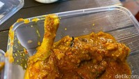 Ada juga varian ayam woku khas Manado. Untuk bagian ayamnya bisa pilih bagian sayap atau pun paha. Foto: detikcom/Riska Fitria