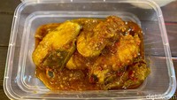 Salah satu yang menarik dicoba adalah Ayam Pedas Manis seharga Rp 30.000. Seporsinya diisi 3 potong ayam dengan bumbu yang royal dan kental. Foto: detikcom/Riska Fitria