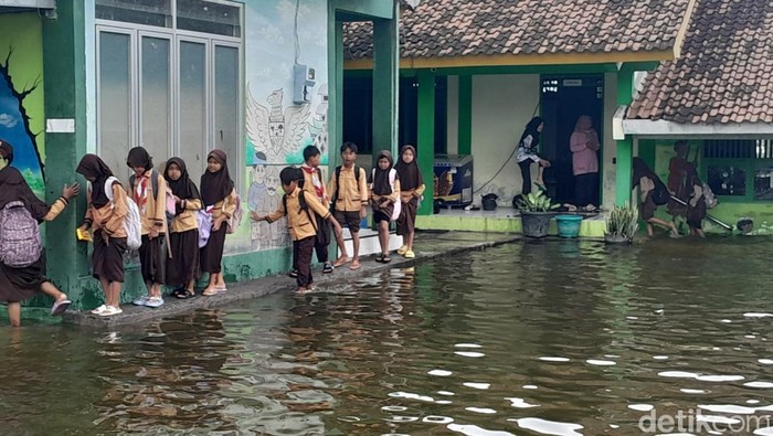 Sekolah Dasar Negeri Sayung Demak terendam banjir, Jumat (31/1/2025).