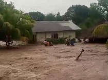 Pasutri di Kupang Hilang Terseret Banjir
