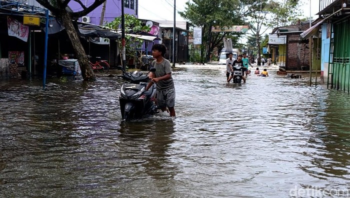 Banjir di jalan alternatif Semarang-Demak Desa Kalisari Sayung, Demak, Jumat (31/1/2025).