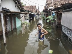 Banjir Setinggi Paha Rendam Permukiman di Pekalongan