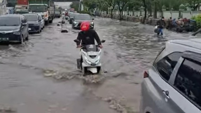 Suasana banjir di Jalan Pantura Kaligawe Semarang-Demak, Kecamatan Genuk, Kota Semarang, Jumat (31/1/2025).