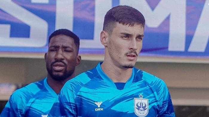 Bek PSIS Semarang, Joao Ferrari (depan).