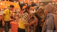 Pengunjung mencicipi jajanan di BRI UMKM EXPO(RT), BSD, Jumat (31/1/2025). 