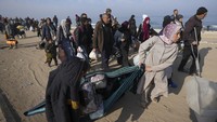 Ratusan ribu warga Palestina yang mengungsi telah memulai perjalanan pulang ke rumah mereka dari wilayah Selatan menuju ke Gaza Utara. (AP Photo/Abdel Kareem Hana)