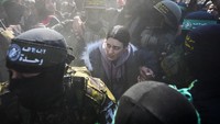 Mereka kembali ke Gaza Utara di bawah perjanjian gencatan senjata dan pertukaran tahanan antara kelompok pejuang Palestina Hamas dan Negeri Zionis. (AP Photo/Abdel Kareem Hana)