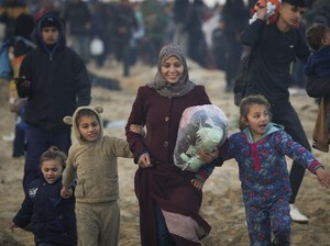 Tolak Relokasi, Warga Gaza Bertahan: Trump Gila Ya?