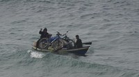 Diperkirakan 1 juta pengungsi bergerak ke utara Jalur Gaza melewati daerah Tabat al-Nuwairi di sebelah barat Kota Nuseirat. Di mana mereka mengangkut tas mereka, meninggalkan tenda-tenda dan kehidupan yang sulit di Jalur Gaza Selatan. (AP Photo/Abdel Kareem Hana)