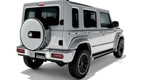 Setelah dijual di India dan Indonesia, Jepang menjadi negara berikutnya yang akan memasarkan model Jimny 5 pintu. Di Jepang, Suzuki Jimny 5 pintu akan dijual dengan nama Suzuki Jimny Nomad. Menyambut penjualan Jimny 5 pintu di negeri matahari terbit itu, perusahaan pembuat bodykit, DAMD Inc., telah membuat beberapa contoh bodykit  untuk Jimny 5 pintu. Foto: Response