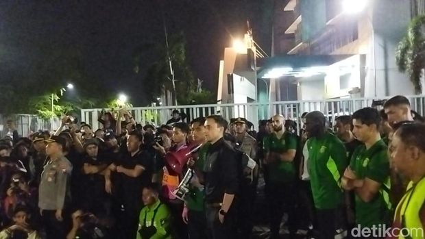 Bonek demo pelatih dan pemain Persebaya usai ditahan imbang Persita di Stadion Gelora Bung Tomo, Surabaya