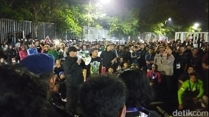 Bonek demo pelatih dan pemain Persebaya usai ditahan imbang Persita di Stadion Gelora Bung Tomo, Surabaya