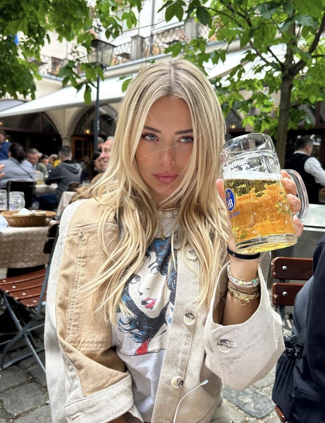 Hal itu pula yang dirasakan Carolina. Hanya butuh waktu tiga tahun dia untuk mengumpulkan uang dari OnlyFans.  Foto: dok. Instagram @corinnakopf