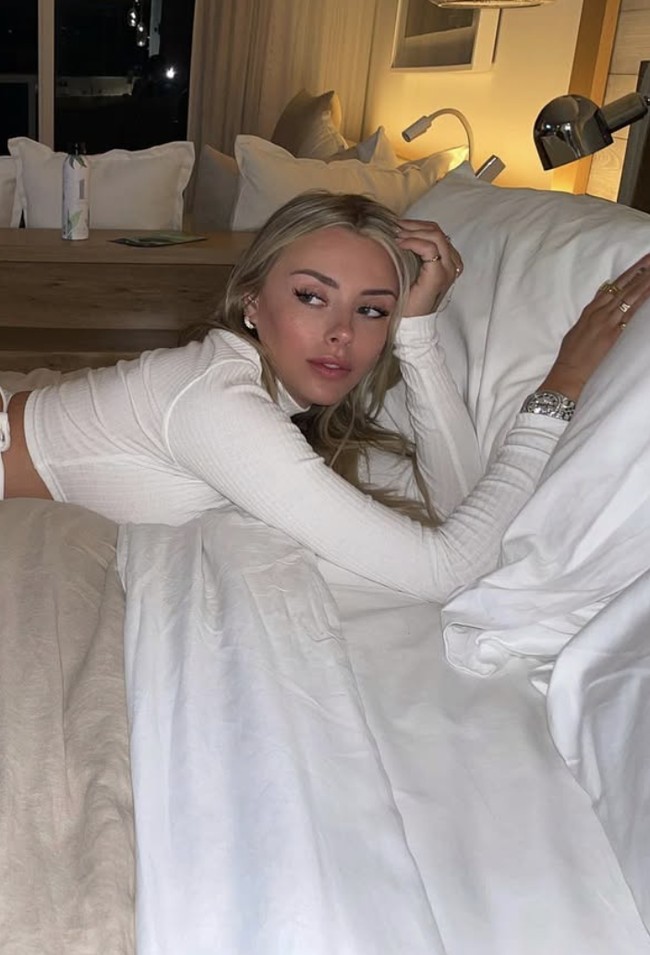 Di 2021, wanita 29 tahun itu kemudian bergabung di OnlyFans. Keputusannya itu jadi kontroversi karena platform tersebut dikenal dengan stigma negatif, namun menghasilkan pendapatan yang besar.  Foto: dok. Instagram @corinnakopf