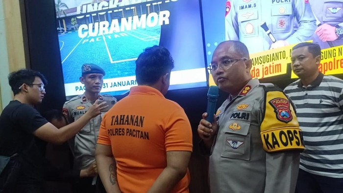 Kapolres Pacitan AKBP Agung Nugroho bersama pelaku