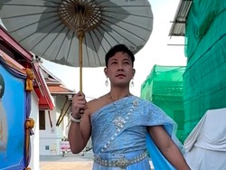 Gaya Kocak Denny Sumargo Tampil Bak Wanita Thailand, Keliling Pakai Chut Thai