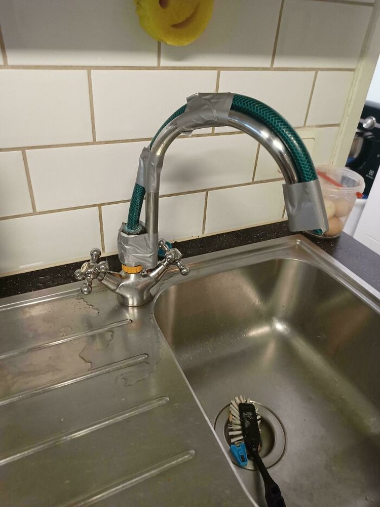 Deretan Life Hack Unik yang Mungkin Kalian Mau Coba Ternyata banyak lho pemikiran kreatif orang-orang yang terkadang memberikan kemudahan dalam menjalani hidup. Contohnya seperti sederet life hack berikut.