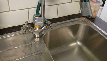 Keran rusak? Ganti saja pakai selang. Foto: (Bored Panda).