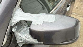 Kalau belum sempat ke bengkel, spion mobil bisa dilakban dulu nih. Tampaknya sudah banyak yang melakukan ini ya. Foto: (Bored Panda).