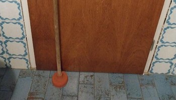 Cara kreatif untuk ganjal pegangan pintu. Tapi ringkih nggak sih? Foto: (Bored Panda)