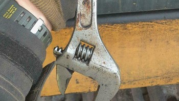 Palu sekaligus kunci inggris. Foto: (Bored Panda)