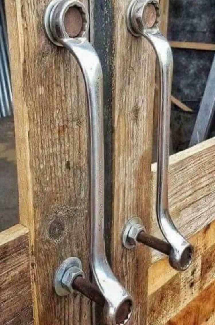 Deretan Life Hack Unik yang Mungkin Kalian Mau Coba Ternyata banyak lho pemikiran kreatif orang-orang yang terkadang memberikan kemudahan dalam menjalani hidup. Contohnya seperti sederet life hack berikut.