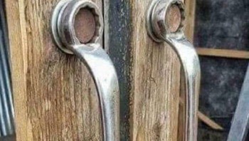 Lah iya ya, bisa jadi gagang pintu. Foto: (Bored Panda)