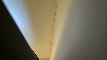 Supaya tidak mudah jatuh TV-nya. Foto: (Bored Panda).