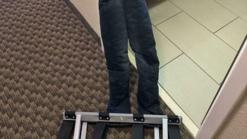 Cara mengeringkan baju pakai hair dryer. Foto: (Bored Panda)