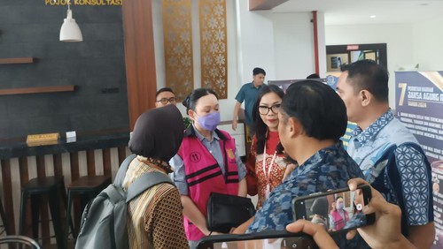 Direktur PT Bliss Pembangunan Sejahtera, Isabel Tanihaha, saat hendak digiring menuju mobil tahanan seusai ditetapkan sebagai tersangka oleh Kejati NTB. (Edi Suryansyah/detikBali)