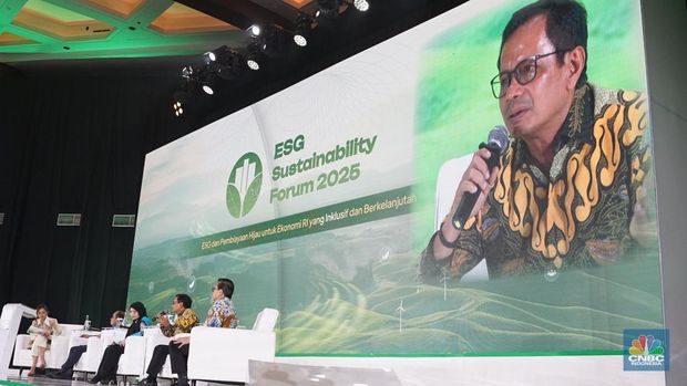 Direktur Utama PT Semen Indonesia (Persero) Tbk, Donny Arsal memberikan paparan dalam ESG Sustainbility Forum 2025 di Menara Bank Mega, Jakarta, Jumat (31/1/2025). (CNBC Indonesia/Muhammad Sabki)