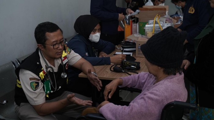 Dokkes Polda Metro Jaya memberikan pelayanan kesehatan bagi warga terdampak banjir di Kalideres, Jakarta Barat. Polisi juga menyalurkan bantuan sembako dari BPBD kepada warga terdampak banjir.