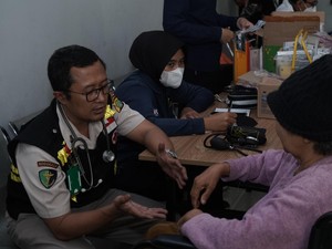 Polisi Beri Layanan Kesehatan kepada Warga Terdampak Banjir di Kalideres