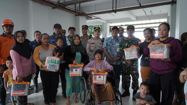 Dokkes Polda Metro Jaya memberikan pelayanan kesehatan bagi warga terdampak banjir di Kalideres, Jakarta Barat. Polisi juga menyalurkan bantuan sembako dari BPBD kepada warga terdampak banjir.