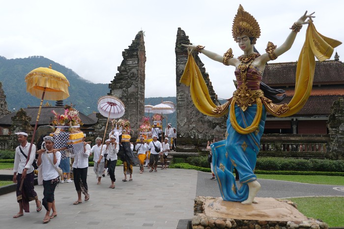 Wisatawan mancanegara berswafoto dengan latar belakang pura di objek wisata Ulun Danu Beratan, Tabanan, Bali, Jumat (31/1/2025). Badan Pusat Statistik (BPS) Provinsi Bali mencatat perekonomian Bali tumbuh 5,43 persen secara tahunan didorong oleh peningkatan transaksi keuangan dan kenaikan kunjungan wisatawan nusantara maupun mancanegara. ANTARA FOTO/Nyoman Hendra Wibowo/foc.