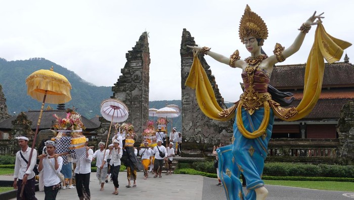 Wisatawan mancanegara berswafoto dengan latar belakang pura di objek wisata Ulun Danu Beratan, Tabanan, Bali, Jumat (31/1/2025). Badan Pusat Statistik (BPS) Provinsi Bali mencatat perekonomian Bali tumbuh 5,43 persen secara tahunan didorong oleh peningkatan transaksi keuangan dan kenaikan kunjungan wisatawan nusantara maupun mancanegara. ANTARA FOTO/Nyoman Hendra Wibowo/foc.