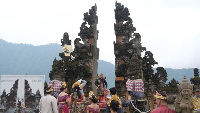 Wisatawan mancanegara berswafoto dengan latar belakang pura di objek wisata Ulun Danu Beratan, Tabanan, Bali, Jumat (31/1/2025). Badan Pusat Statistik (BPS) Provinsi Bali mencatat perekonomian Bali tumbuh 5,43 persen secara tahunan didorong oleh peningkatan transaksi keuangan dan kenaikan kunjungan wisatawan nusantara maupun mancanegara. ANTARA FOTO/Nyoman Hendra Wibowo/foc.