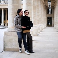 Tampaknya dua sejoli ini memang sudah tak ragu lagi untuk memamerkan kemesraan mereka di depan publik. Seperti dalam foto, El tampak merangkul pinggang Syifa dari belakang. Keduanya juga terlihat begitu bahagia dan tertawa bersama. Foto: Instagram/@elelrumi