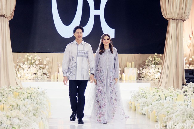 Pasangan selebriti El Rumi dan Syifa Hadju tampil menjadi model memeragakan koleksi Lebaran brand Vanilla Hijab. Foto: Mohammad Abduh/detikcom.