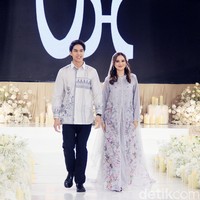 Pasangan selebriti El Rumi dan Syifa Hadju tampil menjadi model memeragakan koleksi Lebaran brand Vanilla Hijab. Foto: Mohammad Abduh/detikcom.