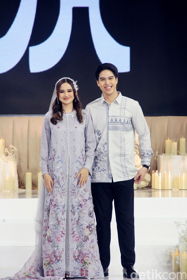 Sedangkan Syifa Hadju tampil anggun dalam balutan busana serba lilac bertabur beads. Riasan wajahnya pun segar dan flawless. Dilengkapi dengan anting yang menjuntai dan juga hiasan kepala yang dilengkapi dengan veil. Foto: Mohammad Abduh/detikcom
