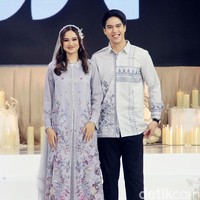 Sedangkan Syifa Hadju tampil anggun dalam balutan busana serba lilac bertabur beads. Riasan wajahnya pun segar dan flawless. Dilengkapi dengan anting yang menjuntai dan juga hiasan kepala yang dilengkapi dengan veil. Foto: Mohammad Abduh/detikcom