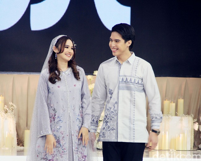 Setelah putus dari Rizky Nazar, kedekatan El Rumi dan Syifa Hadju pertama kali diketahui publik ketika keduanya datang ke acara pernikahan Aaliyah Massaid dan Thariq Halilintar. Hubungannya pun semakin harmonis dan sudah mendapatkan lampu hijau dari kedua orang tua masing-masing. Momen saat keduanya tampil bersama langsung membius seluruh penonton. Foto: Mohammad Abduh/detikcom