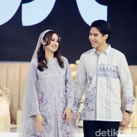 Setelah putus dari Rizky Nazar, kedekatan El Rumi dan Syifa Hadju pertama kali diketahui publik ketika keduanya datang ke acara pernikahan Aaliyah Massaid dan Thariq Halilintar. Hubungannya pun semakin harmonis dan sudah mendapatkan lampu hijau dari kedua orang tua masing-masing. Momen saat keduanya tampil bersama langsung membius seluruh penonton. Foto: Mohammad Abduh/detikcom