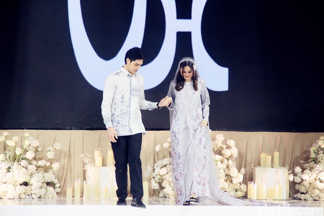 Anak kedua Ahmad Dhani dan Maia Estianty ini terlihat menggandeng tangan Syifa Hadju saat mulai catwalk sambil menebar senyuman. El Rumi tampil simpel dengan baju koko print lengan panjang dengan motif yang minimalis. Foto: Mohammad Abduh/detikcom